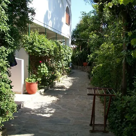 Uzhan Hotel 2*